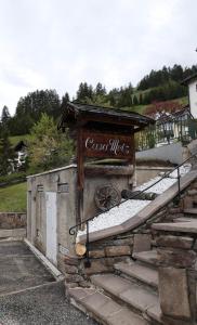 un edificio con un cartel que lee molino de invitados en Apartments Casa Metz, en Santa Cristina Valgardena