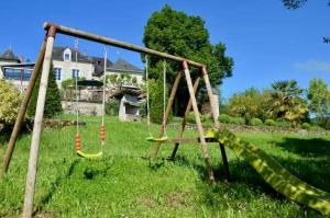 an empty swing set in a yard at Auberge des 7 Tours in Martel
