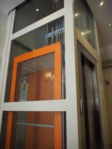 un accès à un bâtiment avec une porte en verre dans l'établissement Residence Hotel Vittoria, à Tirrenia