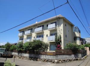 a white building with flowers in front of it at 長楽園 in Shirahama