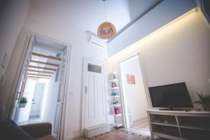 Televízia a/alebo spoločenská miestnosť v ubytovaní Dione apartament