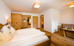 Posteľ alebo postele v izbe v ubytovaní Wellness & Sporthotel Alpenhof