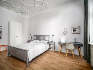 a bedroom with a bed and a desk and a chair at City Apartments Siegburg Studios in Siegburg