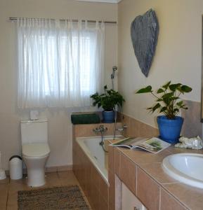 łazienka z umywalką, toaletą i wanną w obiekcie Three Palms One Bedroom Apartment - SOLAR w mieście Ballito