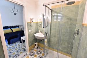un baño con lavabo y ducha en Il Gelsomino Amalfi, en Amalfi 20 fotos más