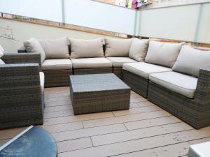 un patio con divano, sedie e tavolo di Poble Sec Apartments a Barcellona