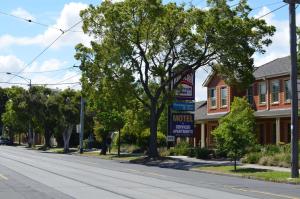 una calle vacía en un pueblo con un cartel de motel en Footscray Motor Inn and Serviced Apartments, en Melbourne