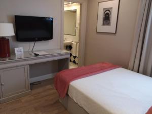 Televízia a/alebo spoločenská miestnosť v ubytovaní Hotel Doña Blanca