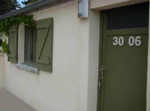 un edificio con una puerta verde y una ventana en LB et LB, en Beaune