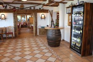 una sala di degustazione di vini con botte e bar di Gasthof Bacher a Katschberghöhe