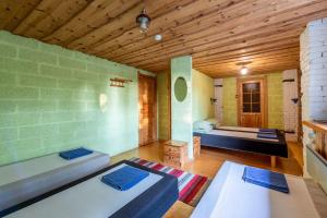 una camera con due letti in una stanza con soffitti in legno di Oitme Hostel a Oitme