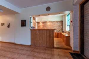 Oitme Hostel في Oitme: مطبخ بحائط من الطوب وباب خشبي
