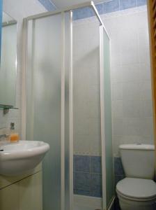 マントンにあるRésidence Le Méditerranéeのバスルーム(シャワー、トイレ、シンク付)