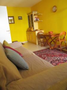 ニースにあるAppartement Narcisseの黄色の部屋(ベッド1台、テーブル付)