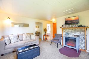 a living room with a couch and a fireplace at Crabbin Cabin - You Won't Be Crabby After Staying Here! in Westport