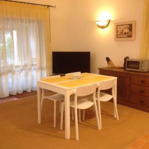 拉古什的住宿－Férias Lagos，客房内的白色桌椅