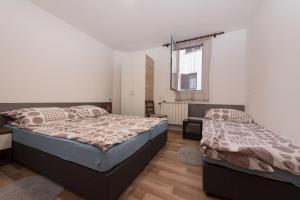 Postel nebo postele na pokoji v ubytování Apartman Sigurnjak