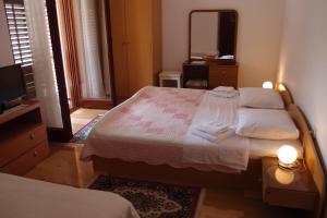 1 dormitorio con 1 cama grande y espejo en Villa Lina, en Ičići
