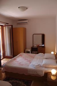 - une chambre avec un grand lit et un miroir dans l'établissement Villa Lina, à Ičići