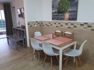 - une salle à manger avec une table et des chaises dans l'établissement CABOMOLINOS, APARTAMENTO108, à Torremolinos