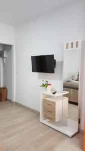A television and/or entertainment centre at Apartamento Silvia
