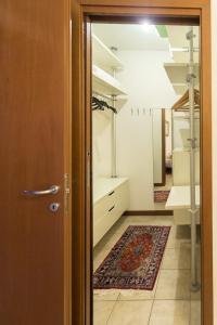 una porta aperta per una camera con armadio di Appartamento Viserba mare/fiera a Rimini