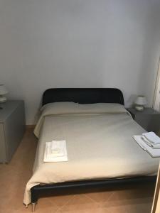 sypialnia z łóżkiem z 2 szafkami nocnymi i 2 stołami w obiekcie B&B Pozzo dei Desideri w mieście Fisciano