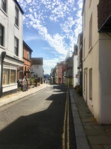 uma rua vazia numa cidade com um céu nublado em The Cottage with free parking em Hastings