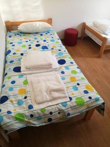 Rúm í herbergi á Apartmani Gmitrovic