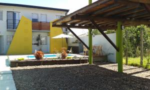 a backyard with a pool and a wooden pergola at Claro de luz in Federación