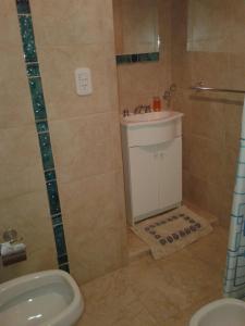 a bathroom with a shower and a sink and a toilet at Claro de luz in Federación