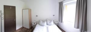Postel nebo postele na pokoji v ubytování Ferienwohnung Alpklang