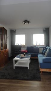 a living room with a couch and a coffee table at Ferienwohnung Ol Komede Wai 12c in Helgoland