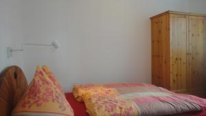 ヘルゴラントにあるFerienwohnung Ol Komede Wai 12cのベッドルーム1室(ベッド1台付)、木製キャビネットが備わります。