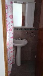 a bathroom with a sink and a mirror at Sweet Home Casa Parque cerca del Polideportivo y Hospital Privado Comunidad in Mar del Plata