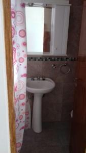 a bathroom with a sink and a mirror at Sweet Home Casa Parque muy cerca HPC Y Polideportivo in Mar del Plata +18 photos