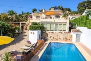 ベニッサにあるMaria - pretty holiday property with garden and private pool in Benissaのスイミングプール付きのヴィラ、家