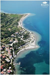 eine Luftansicht auf einen Strand und das Meer in der Unterkunft Apartments Paklenica in Starigrad-Paklenica