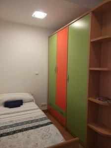 - une chambre avec des portes vertes et rouges et un lit dans l'établissement Apartamento Centro Historico, à Pampelune