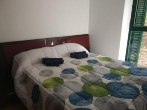- un lit avec 2 oreillers dans une chambre dans l'établissement Apartamento Centro Historico, à Pampelune