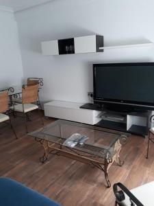 un soggiorno con TV e tavolino da caffè di Casa en el corazón de la Huerta murciana a Alquerías