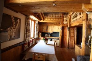 Kuchyň nebo kuchyňský kout v ubytování Appartement duplex de charme hyper centre à Val d'Isère