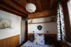 ein Schlafzimmer mit einem Bett und einer Hängeleuchte in der Unterkunft Appartement duplex de charme hyper centre à Val d'Isère in Val dʼIsère