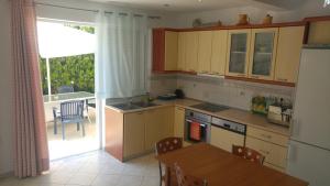 Kuchyň nebo kuchyňský kout v ubytování Kamares Apartments ΕΕ
