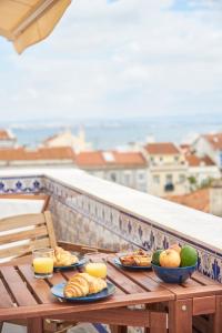 una mesa con platos de comida en el balcón en Belle Vue sur le Tage, en Lisboa