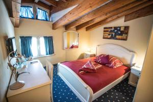 Llit o llits en una habitació de Borgo dei Poeti Romantik Hotel