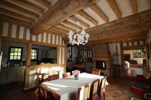 Restavracija oz. druge možnosti za prehrano v nastanitvi Maison Normande de Caractère A Colombages