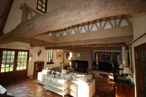 TV a/nebo společenská místnost v ubytování Maison Normande de Caractère A Colombages