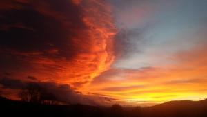 zachód słońca z wielką chmurą na niebie w obiekcie Gościniec nad Zalewem w mieście Podgórzyn