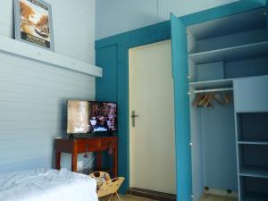 EyraguesにあるSous les chênes, en Provenceの青い壁のベッドルーム1室(ベッド1台付)
